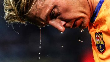 اعتراض هواداران بارسلونا به فرانکی دی یونگ با حمله به ماشینش