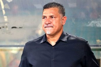 اهدای توپ جام جهانی 2022 به علی دایی توسط مهدی ابراهیمی