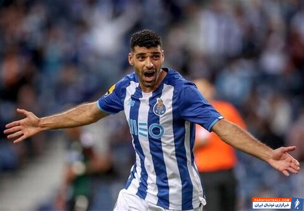 مهدی طارمی ستاره فوتبال ایران در بازی شب گذشته پورتو مقابل استوریل از مچ بند مشکی استفاده کرد.