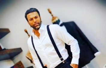 در آستانه سفر تیم ملی علیرضا نیکبخت واحدی به طرز عجیبی در فرودگاه ناپدید شد ؛ گفت میروم پاسپورت بیارم اما موبایلش را دایورت کرد