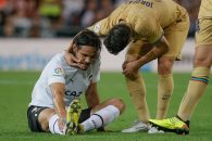 مصدومیت ادینسون کاوانی در دقایق ابتدایی دیدار بارسلونا و والنسیا