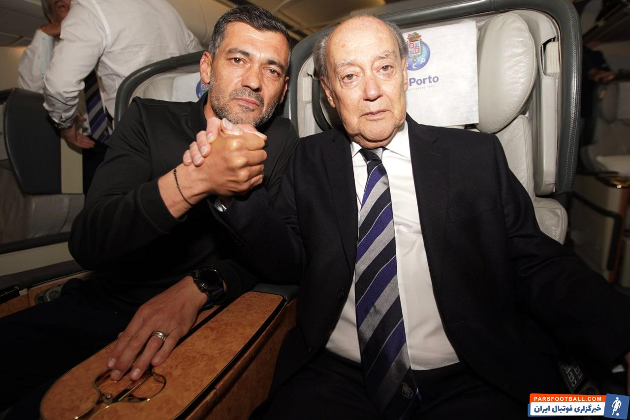 شادی اعضای تیم پورتو در هواپیما پس از مسجل شدن صعود به مرحله حذفی