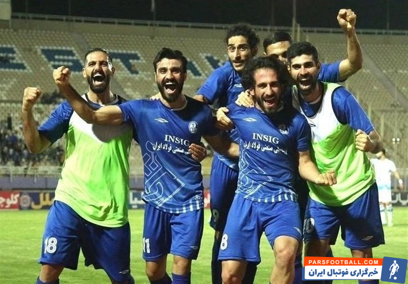 تصاویری از جشن بازیکنان استقلال خوزستان برای صعود و بازگشت به لیگ برتر منتشر شده که یادآور خاطرات قهرمانی این تیم در لیگ برتر پانزدهم است.