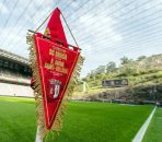 براگا با پیراهن منقش به نام و نشان صلیب سرخ پرتغال برابر رئال مادرید