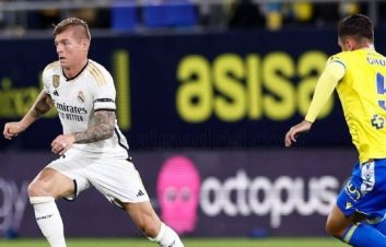 رئال مادرید ؛ تونی کروس و اهدای پیراهنش به یکی از هواداران در دیدار برابر کادیز