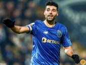 طارمی ؛ جایزه برترین بازیکن زمین در دیدار پورتو برابر فامالیکائو در دستان طارمی