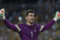 رایان ؛ متئو رایان گلر استرالیا با محافظ صورت و کلاه در دیدار برابر هند