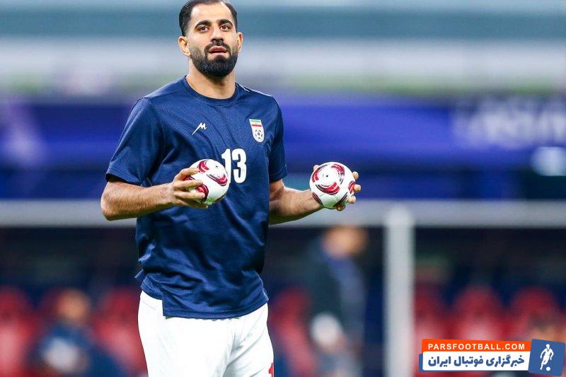 ایران ؛ پرتاب توپهای نمادین جامملتها از سوی بازیکنان تیم ملی به سوی تماشاگران