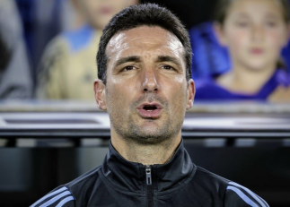 آرژانتین ؛ اسکالونی : اجازه دهید مسی تا زمانی که میتواند فوتبال بازی کند