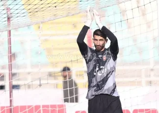 علیرا بیرانوند ؛ اهدای گل رز از سوی هوادار تراکتور به علیرضا بیرانوند