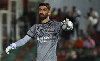 تراکتور ؛ حمایت هواداران تراکتور از علیرضا بیرانوند با طرح "ANA" به معنی مادر