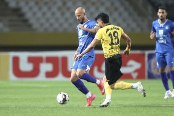 در رقابت‌های لیگ برتر تراکتور با یک بازی کمتر نسبت به سپاهان در صدر باقی ماند