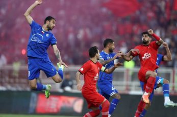 هواداران تراکتور در دیدار با استقلال به آتش بازی پرداختند