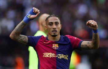 موهای آبی اناری رنگ رافینیا ستاره بارسلونا