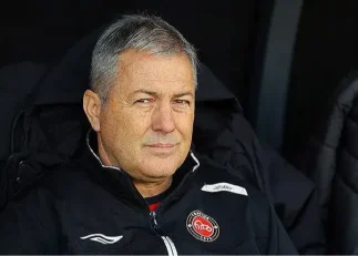 اهدای فرش نفیس از سوی محمدرضا زنوزی، مالک باشگاه تراکتور به اسکوچیچ