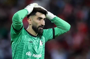 علیرضا بیرانوند با پیراهن مادران مقدسند در جشن قهرمانی تراکتور شرکت کرد