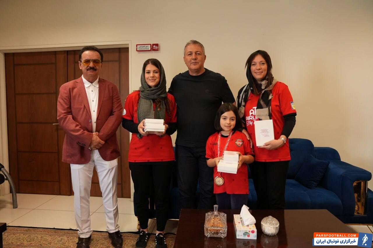 لوگوی باشگاه تراکتور روی کیک تولد آنا دختر اسکوچیچ