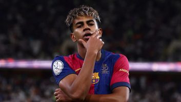 حضور فاطیما مادربزرگ یامال در مراسم عکاسی و امضای قرارداد یامال با بارسلونا