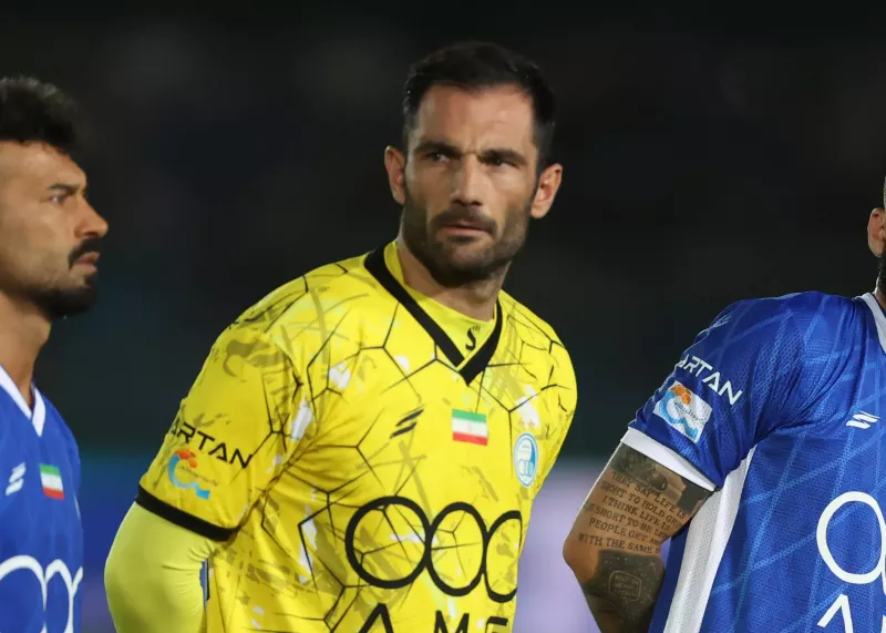 آنتونیو آدان دروازهبان استقلال پس از بازی با ذوبآهن از اتوبوس تیمش جا ماند