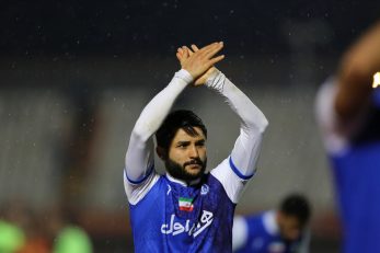 عارف غلامی مدافع فصل پیش باشگاه تراکتور با هواداران این تیم خداحافظی کرد