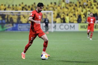 دانیال اسماعیلی فر در جشن قهرمانی تراکتور با قلم بندی با تصویر همسرش حضور پیدا کرد