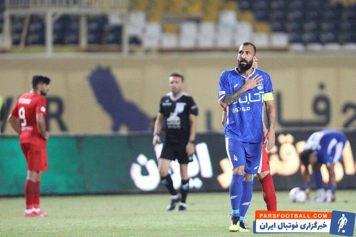 روزبه چشمی کاپیتان استقلال به شکل عجیبی ورزشگاه را ترک کرد