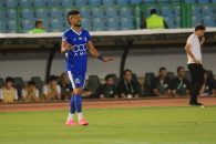 کلیپ پرتاب اشیا و بطری از سوی هواداران استقلال خوزستان به سمت رامین رضاییان ستاره استقلال تهران