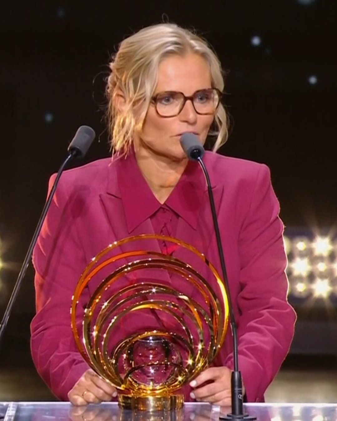 20250922_225726 سارینا ویگمن در لحظه دریافت جایزه یوهان کرایوف زنان