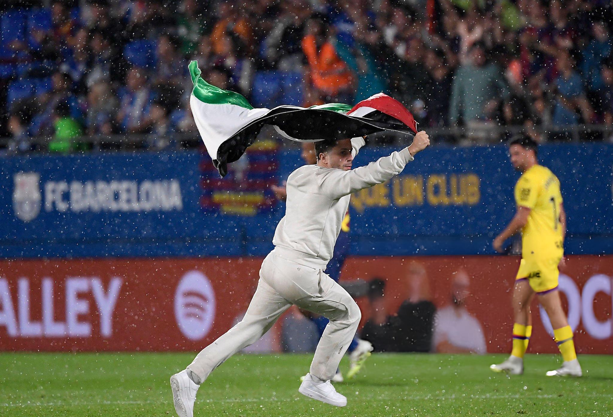 پرچم فلسطین در قلب بازی بارسلونا+عکس