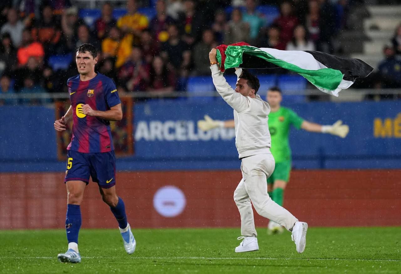 پرچم فلسطین در قلب بازی بارسلونا+عکس