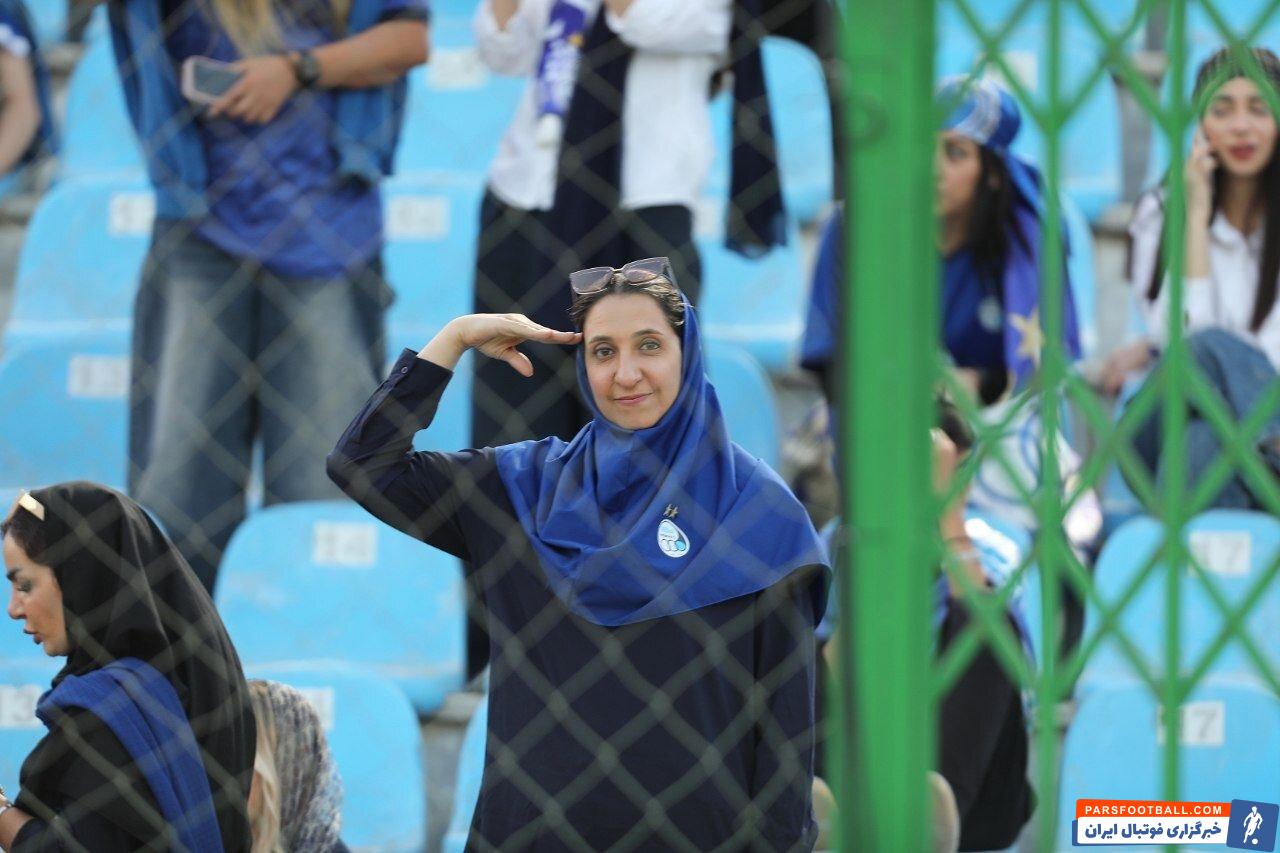 یکی از هواداران دختر استقلال در جریان بازی این تیم مقابل پیکان سلام نظامی داد