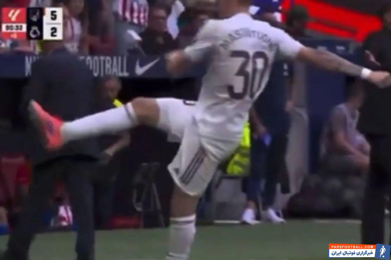 شوت فرانکو ماستانتونو، ستاره رئال مادرید به سمت تماشاگران اتلتیکومادرید