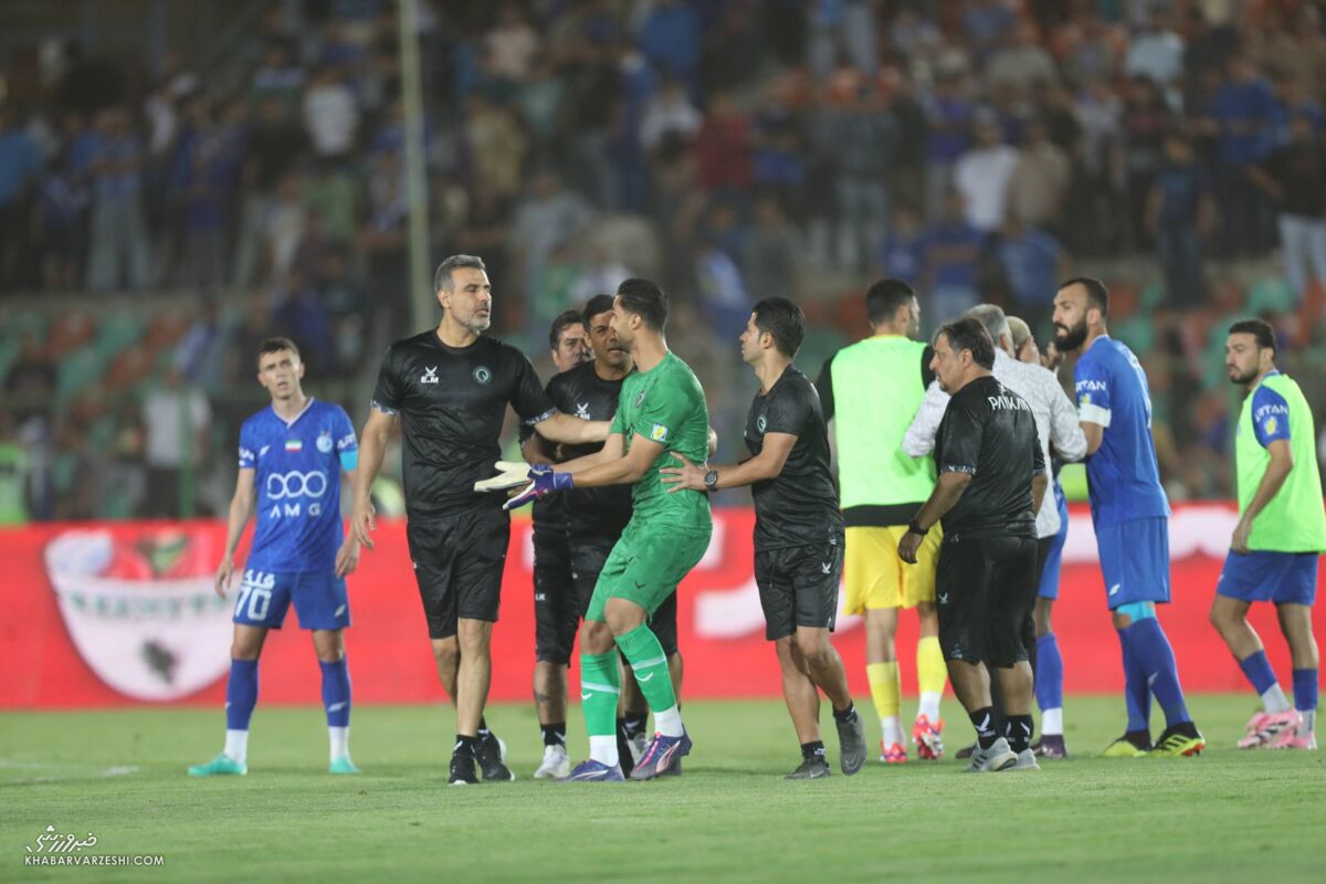 404982 ویدیو| درگیری بازیکنان استقلال با یک پرسپولیسی/ کادر فنی دو تیم وارد معرکه شدند