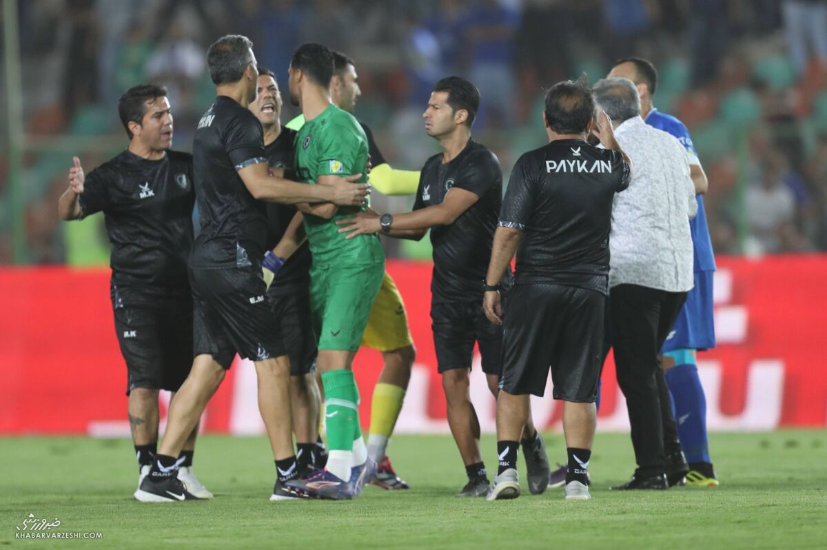 404983-1 ویدیو| درگیری بازیکنان استقلال با یک پرسپولیسی/ کادر فنی دو تیم وارد معرکه شدند