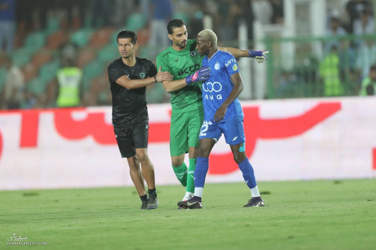 404984 ویدیو| درگیری بازیکنان استقلال با یک پرسپولیسی/ کادر فنی دو تیم وارد معرکه شدند