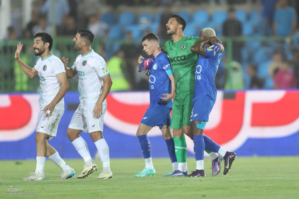 404986 ویدیو| درگیری بازیکنان استقلال با یک پرسپولیسی/ کادر فنی دو تیم وارد معرکه شدند