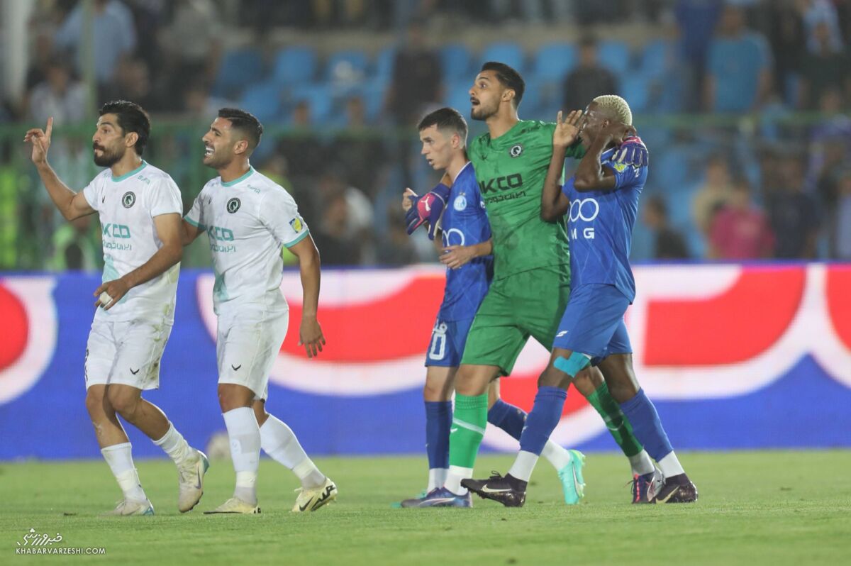 404987 ویدیو| درگیری بازیکنان استقلال با یک پرسپولیسی/ کادر فنی دو تیم وارد معرکه شدند