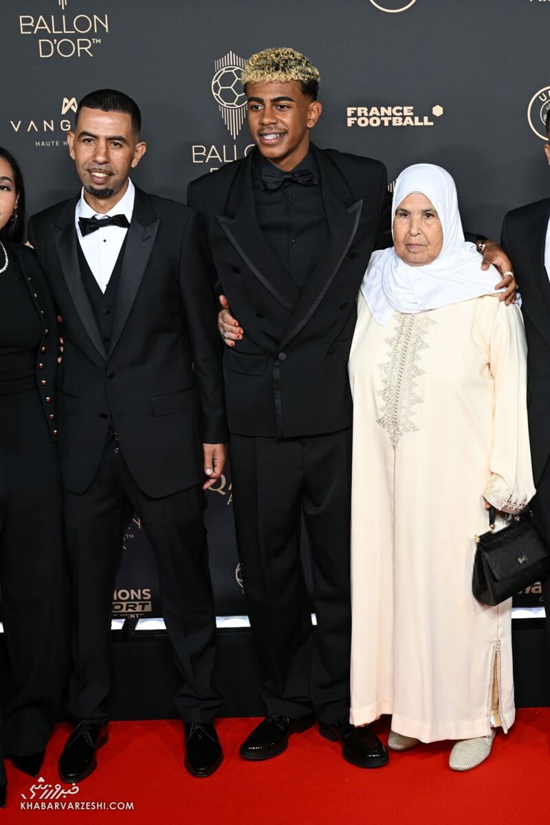 405208 لامین یامال و پدرش منیر نصراوی و مادربزرگش در مراسم توپ طلا 2025