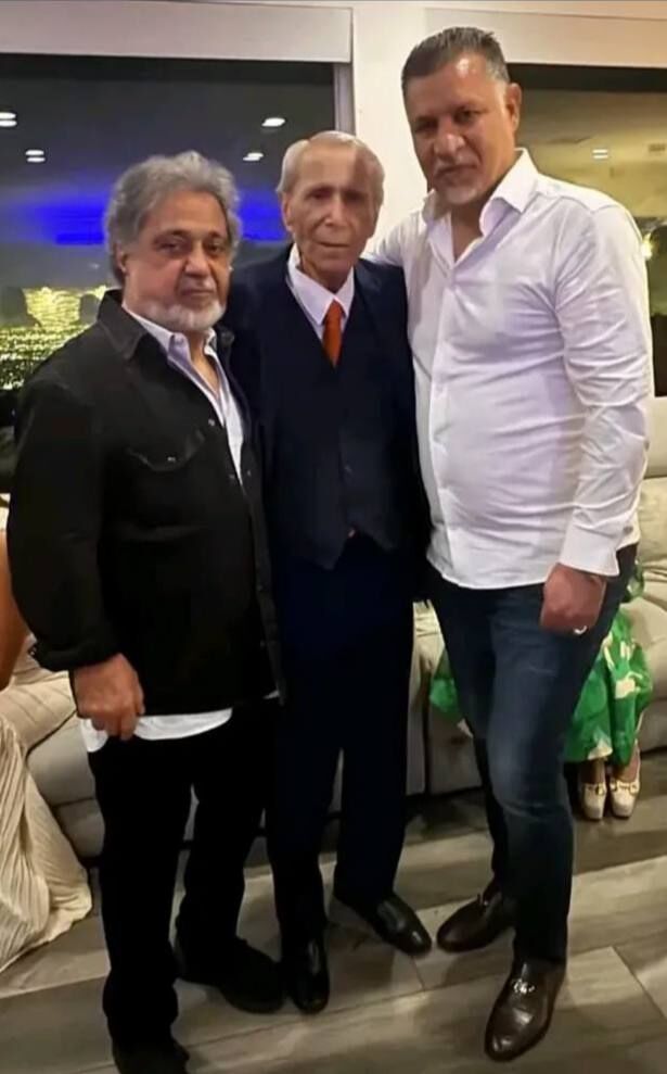 405303 عکس یادگاری علی دایی در کنار خواننده معروف