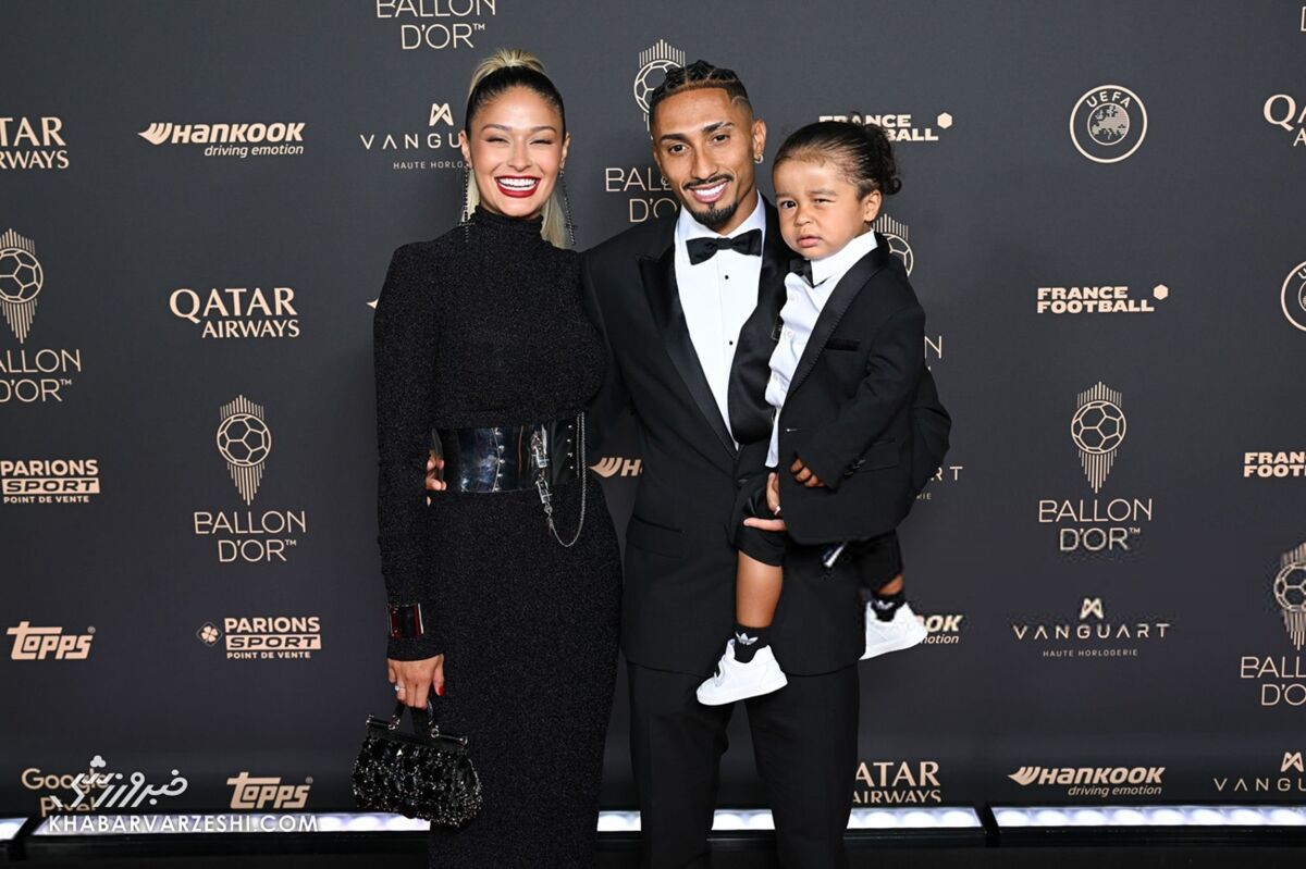 405685 رافینیا، همسر و فرزندش در مراسم توپ طلای ۲۰۲۵