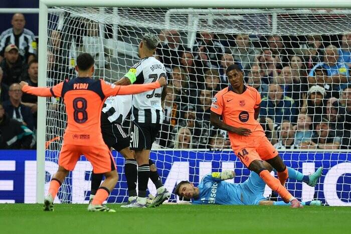 4501945 پیروزی دشوار بارسلونا مقابل نیوکاسل با درخشش پسر انگلیسی/شروع منچسترسیتی با عبور از ناپولی