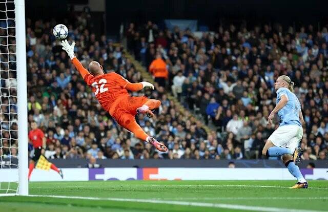 4501947 پیروزی دشوار بارسلونا مقابل نیوکاسل با درخشش پسر انگلیسی/شروع منچسترسیتی با عبور از ناپولی