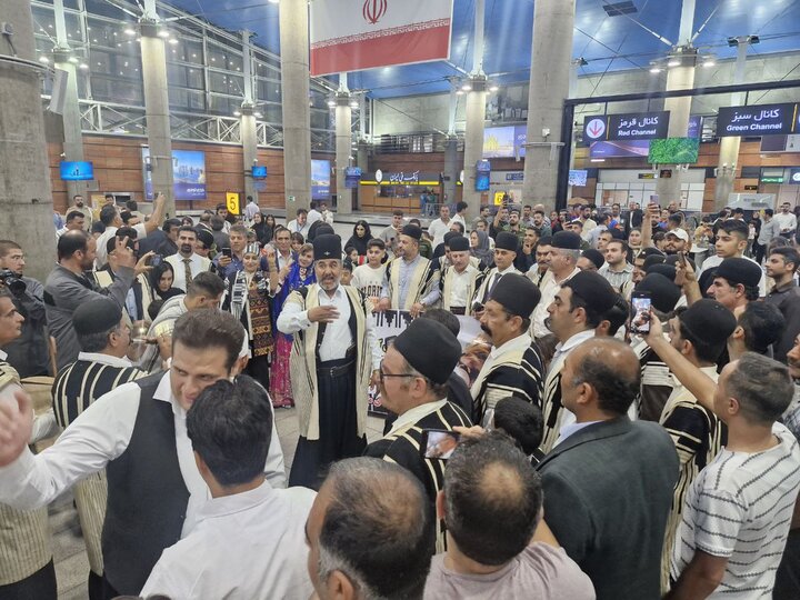 5691308 استقبال پرشور از تیم ملی کشتی فرنگی پس از قهرمانی در جهان