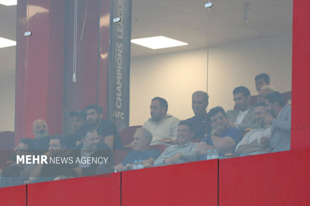 5699737 سرمربی تیم ملی فوتبال تماشاگر دیدار چادرملو - پیکان + عکس