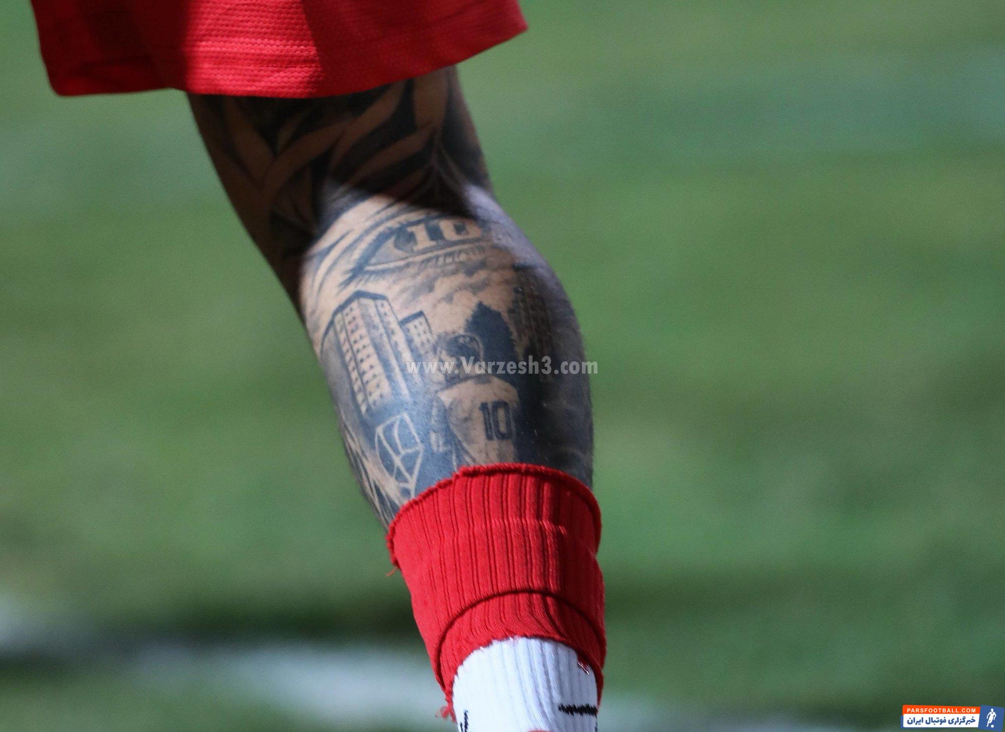 ابوالفضل بابایی با تتوی خاص و متفاوتش روی پای راستش توجه ها را جلب کرده است