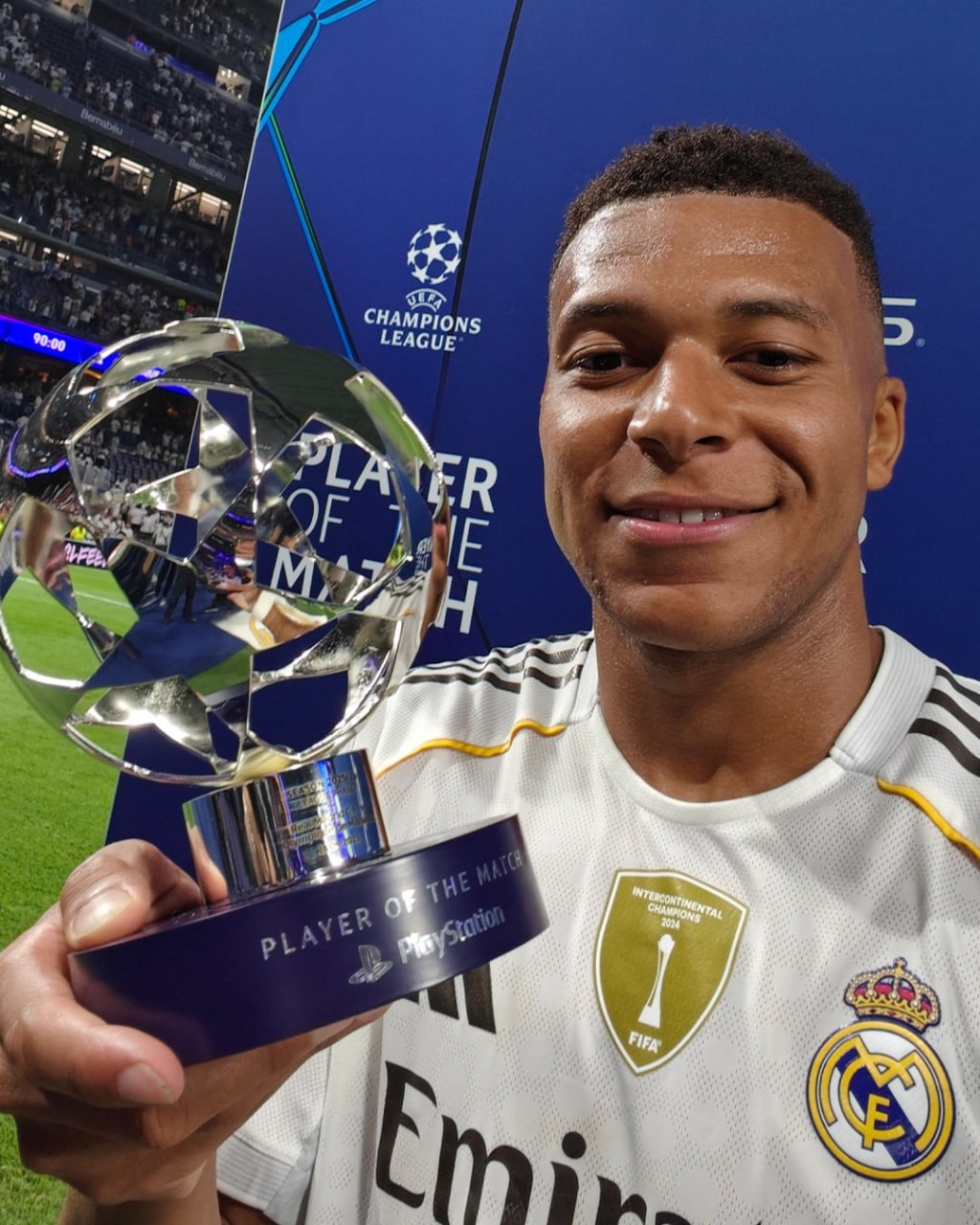 img_20250917_010723_506 سلفی شیرین امباپه با جایزه بهترین بازیکن بازی رئال مادرید