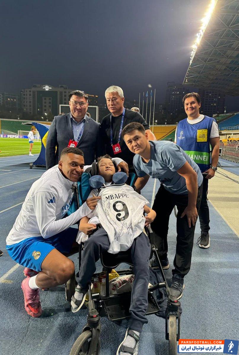 امباپه کیت امضا شده رئال مادرید را  به هوادار معلول هدیه داد.