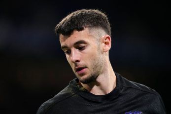 تصویری از خوان گارسیا گلر بارسا با عصا در شهرک ورزشی بارسلونا