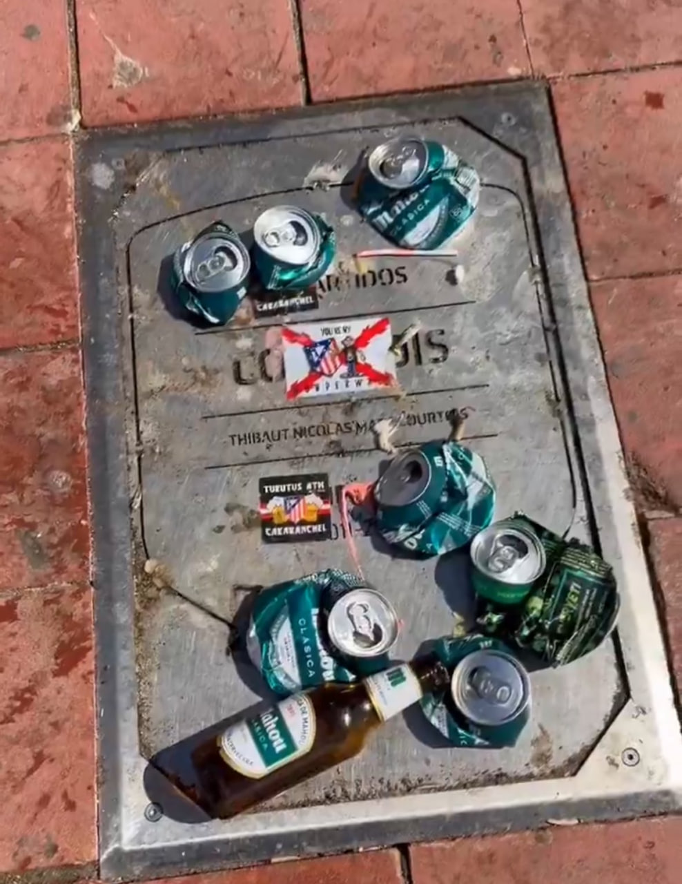 photo_2025-09-27_15-36-21 آشغال ریختن هواداران اتلتیکو مادرید روی پلاک تیبو کورتوا