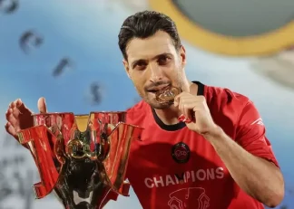 پوستر ویژه تراکتور برای صدمین بازی شجاع خلیل‌زاده با پیراهن این تیم